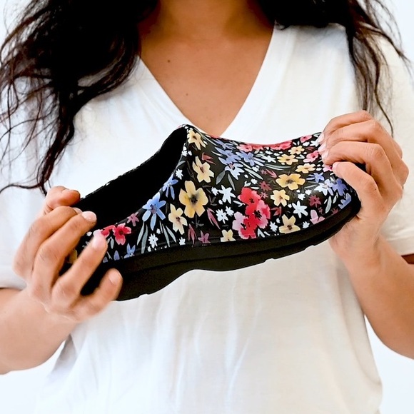 TOTES Waterproof Everywear Bailey Clog in Black Garden Floral - Picture 3 of 16